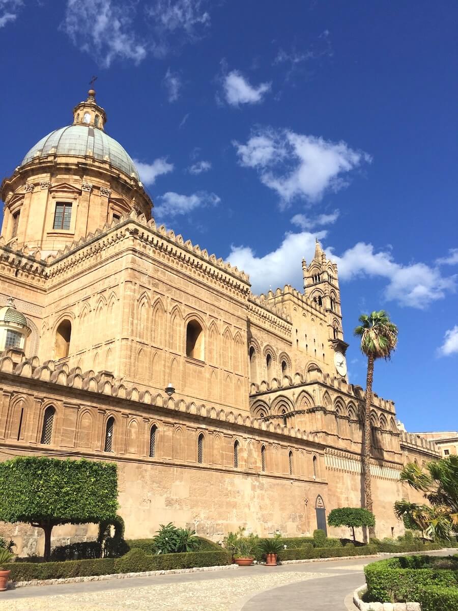 Die Kathedrale in Palermo Kathedrale in Palermo vor blauem Himmel