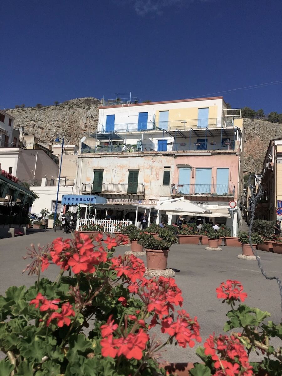 Mondello Dorfplatz Alte Häuser in Mondello