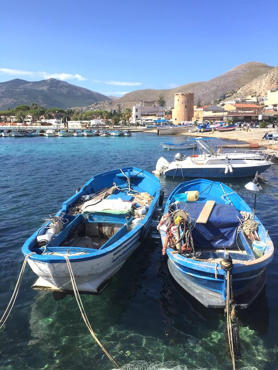 Fischerboote im Hafen von Mondello zwei Fischerboote im Wasser