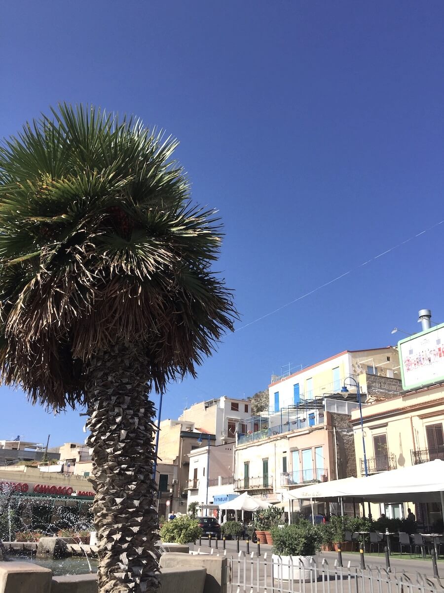 Der Dorfplatz von Mondello Palme for Häusern in Mondello