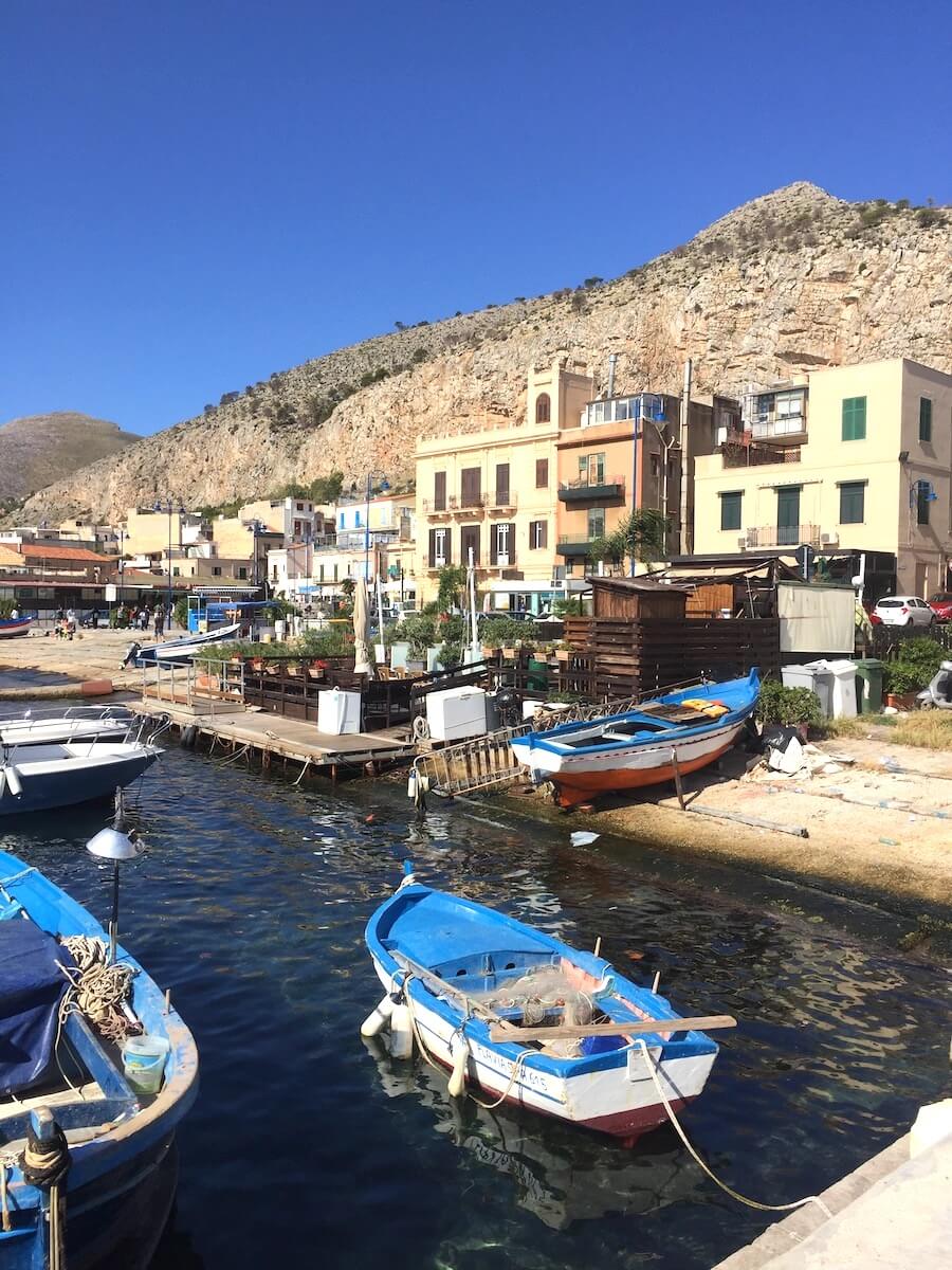 Altes Fischerdorf Mondello mit Booten Hafenansicht von Mondello