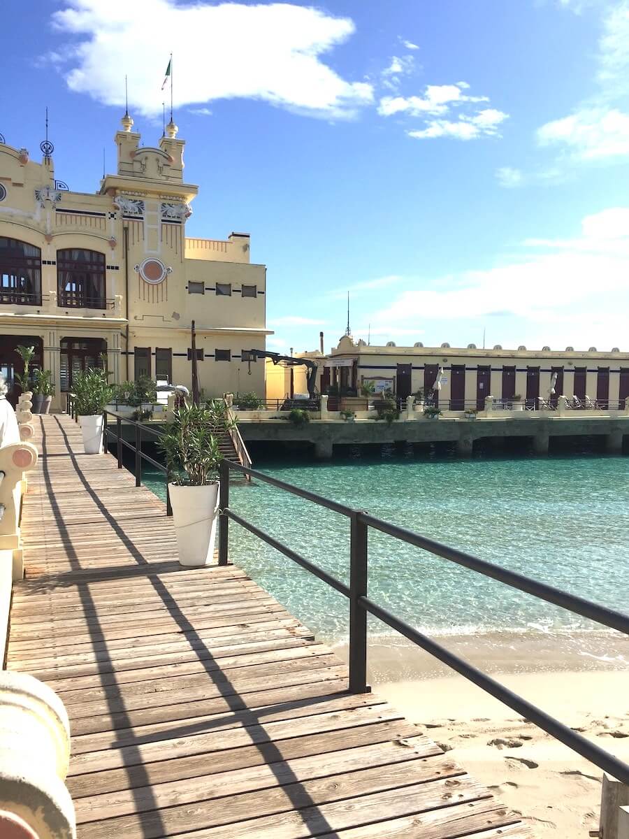 Steg und türkisfarbenes Wasser vor dem Kurhaus in Mondello Steg zum Kurhaus