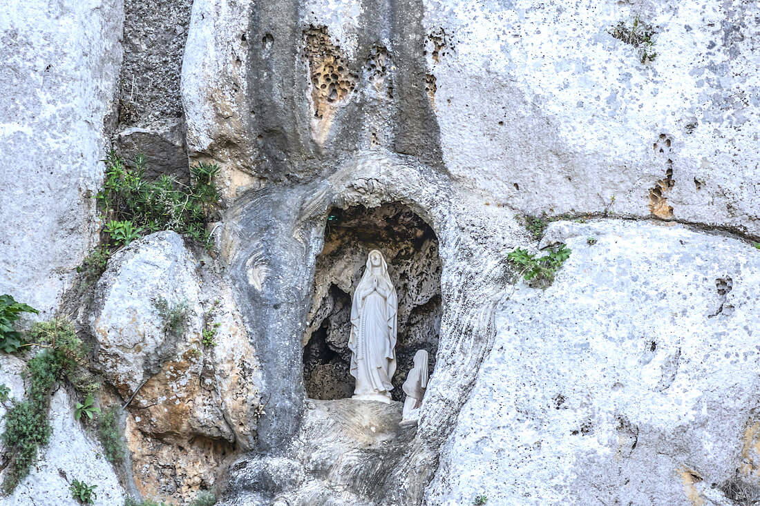 Grotte der Santa Rosalia in Grotte am Monte Pellegrino Statue der Santa Rosalia in der Grotte