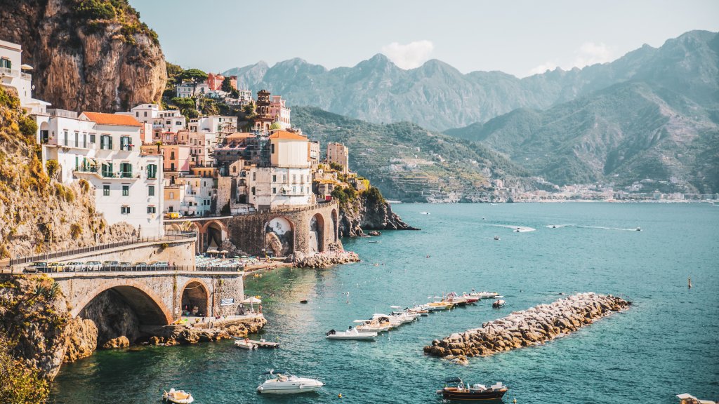 Blick auf eine der Städte an der Amalfiküste